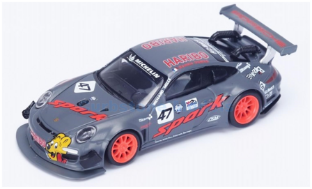 Modelauto 1:64 | Spark Y025 | Porsche 911 PP Haribo 2012 #47 - R.Dumas