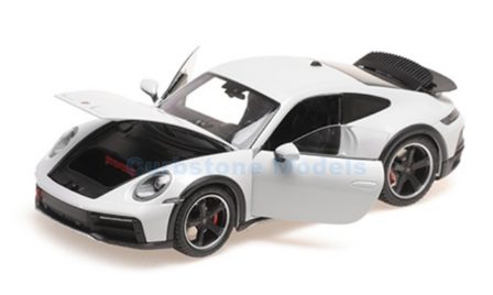 Modelauto 1:18 | Minichamps 110062074 | Porsche 911 dakar grey metallic 2022