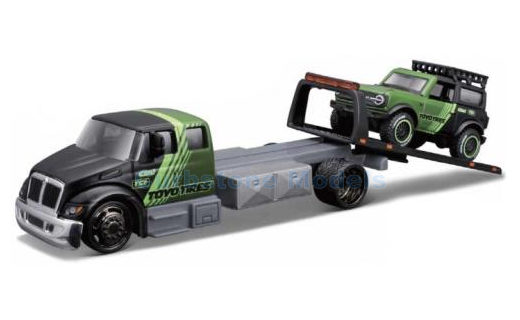 Modelauto 1:64 | Maisto 15055-22890 | International Durastar Flatbed with Bronco Wildtrak Black and Green 2021